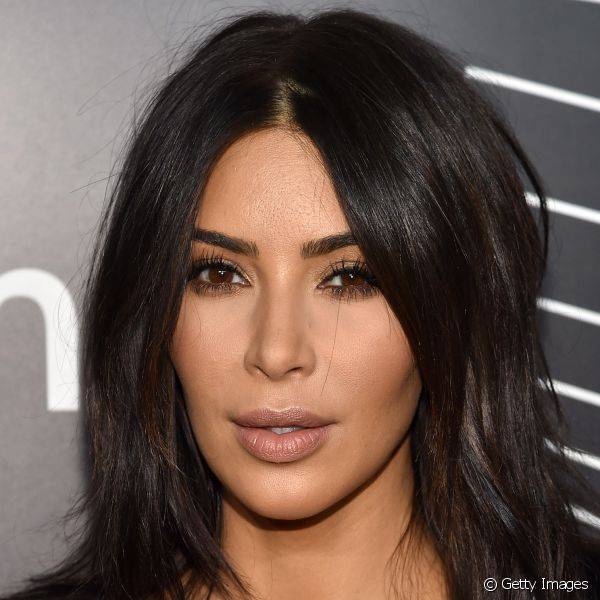 Kim Kardashian tamb?m ? adepta da base Fit Me! para deixar a pele bem uniforme (Foto: Getty Images)